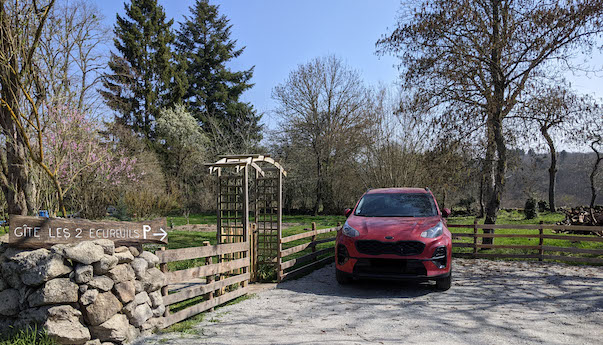 Accueil et parking gîte les deux écureuils